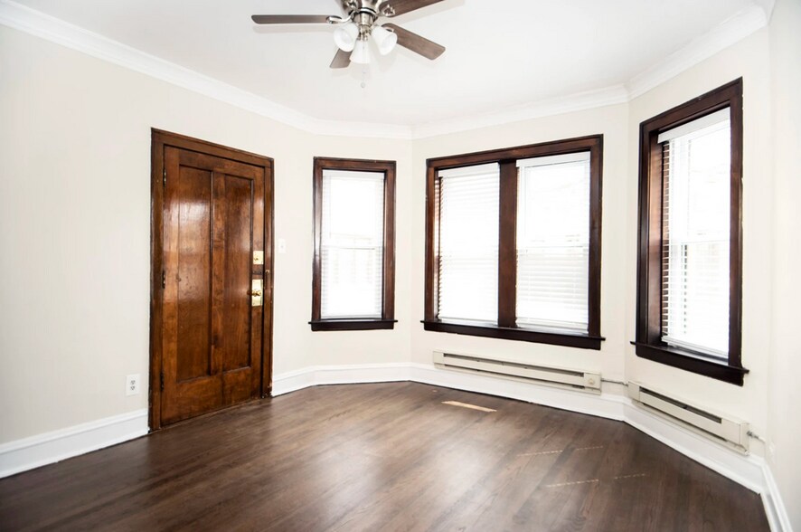 Primary Photo - 3825 N Greenview Ave