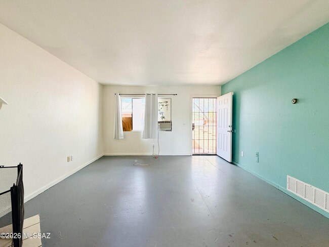 Building Photo - 1028 E Hedrick Dr