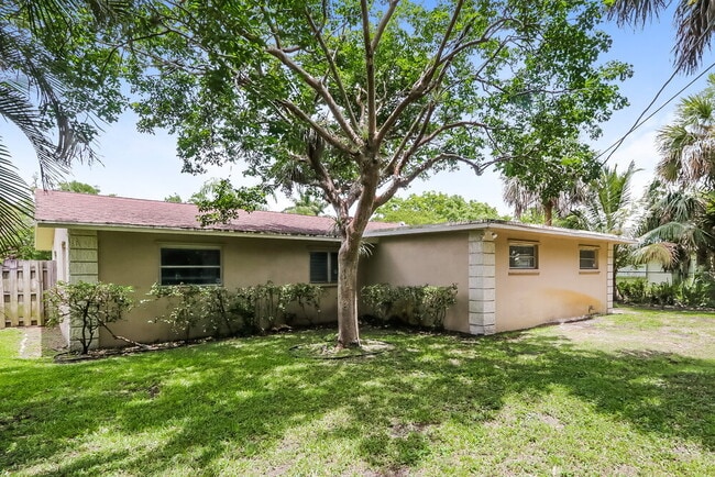 Building Photo - 831 NW 43rd Ave