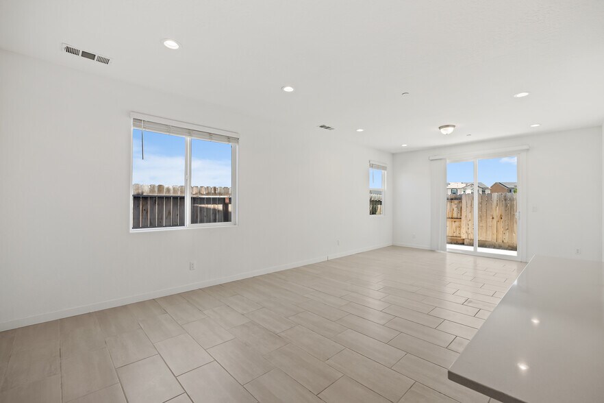 Building Photo - 821 Amanecer Ave