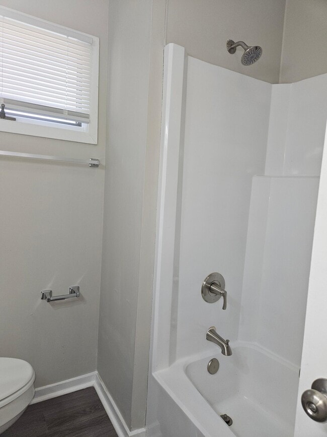 Building Photo - 107 Robinwood Dr