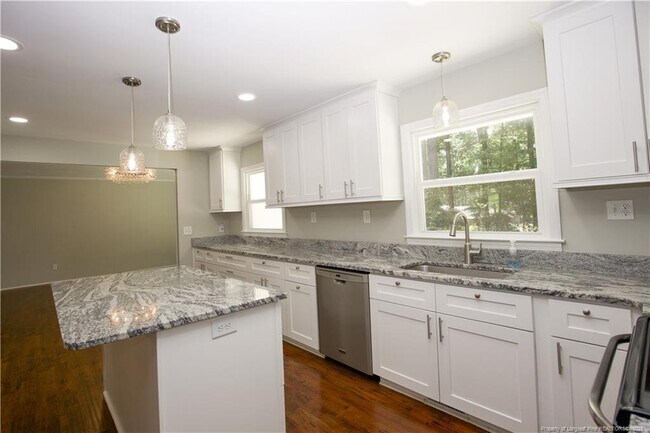 Building Photo - 906 N Glenwood Trail