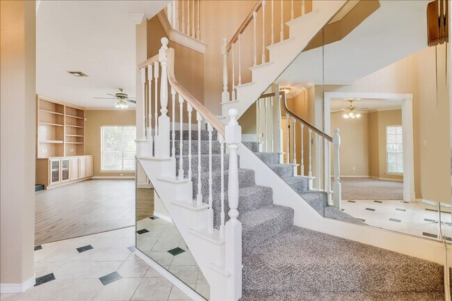 Building Photo - 7426 Lake Travis Dr