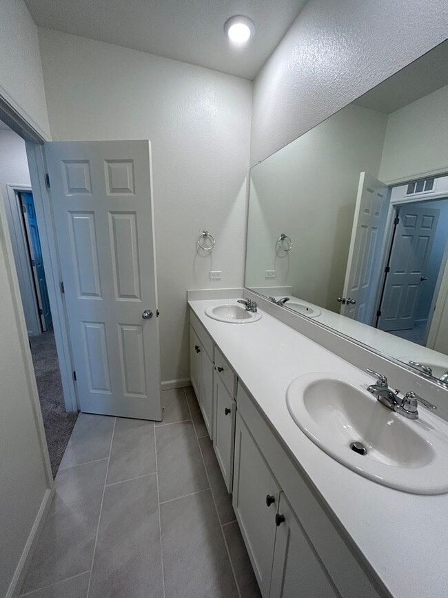 Building Photo - 5 Bedroom 4 Bathroom Home in The Quail River Gated Community with Solar!