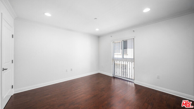 Building Photo - 1529 S Beverly Dr