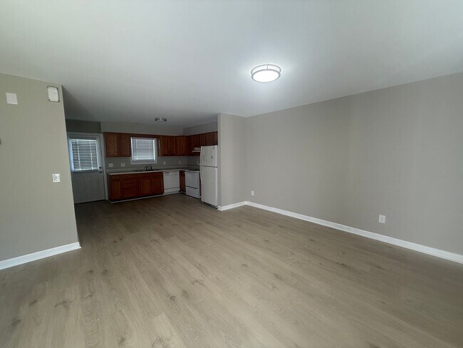 Building Photo - Two bedroom, 1 bath apartment in Burlington