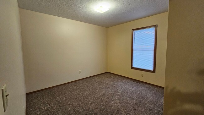 Building Photo - Super Clean Duplex Available Now!