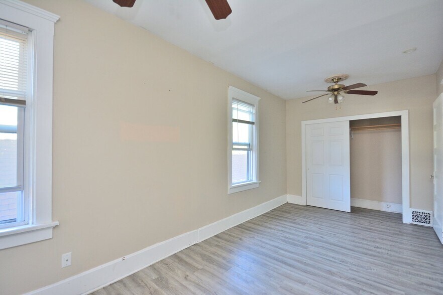 Building Photo - 818-820-820 E Brady St