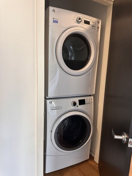 Building Photo - 324 S 2nd St