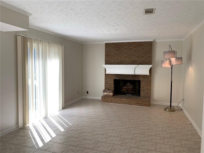 Building Photo - 4536 Woodlawn Lake Dr