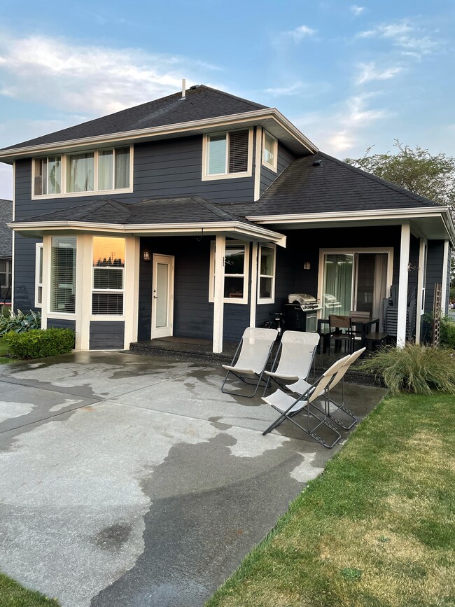 Extra large patio with covered deck - 840 W Park Dr