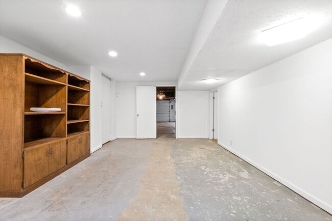 Building Photo - 3 Bedroom Pet Friendly Home For Rent With Finished Basement!