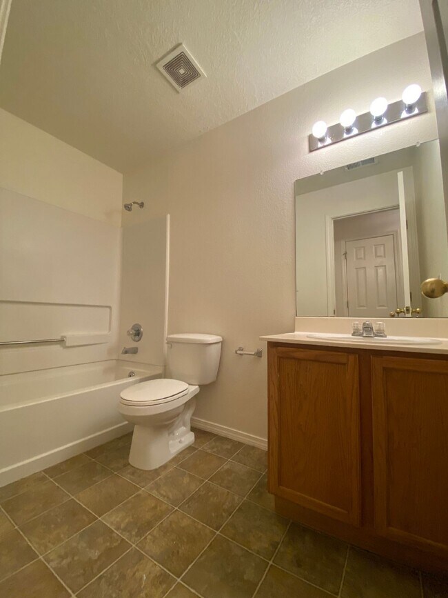 Building Photo - Spacious 3BR/2Bath/2Living - 1 Car Garage