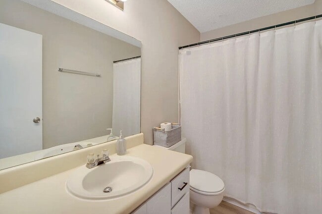 Building Photo - Available June 22nd! Beautiful