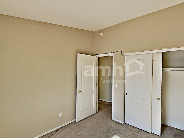 Building Photo - 30300 N Royal Oak Way