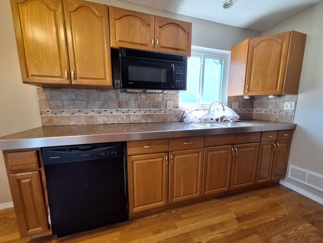 Building Photo - Your next Home!!!  Charming Three Bedroom in Roseville