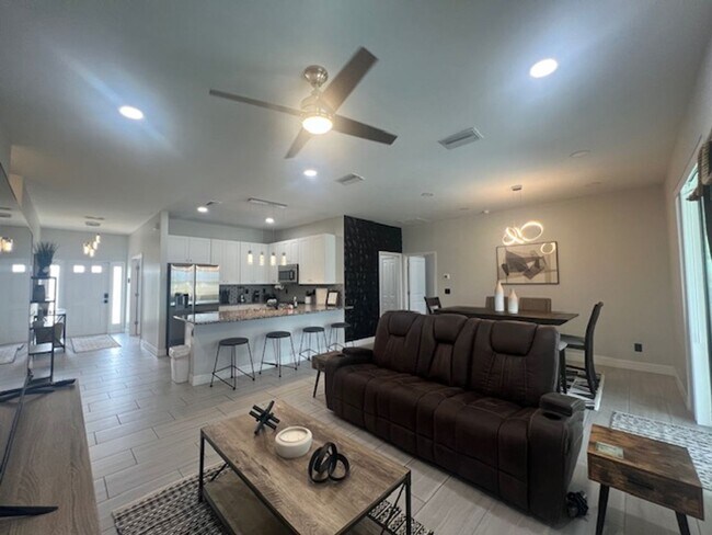 Building Photo - Stunning furnished Pool Home for Rent in N...
