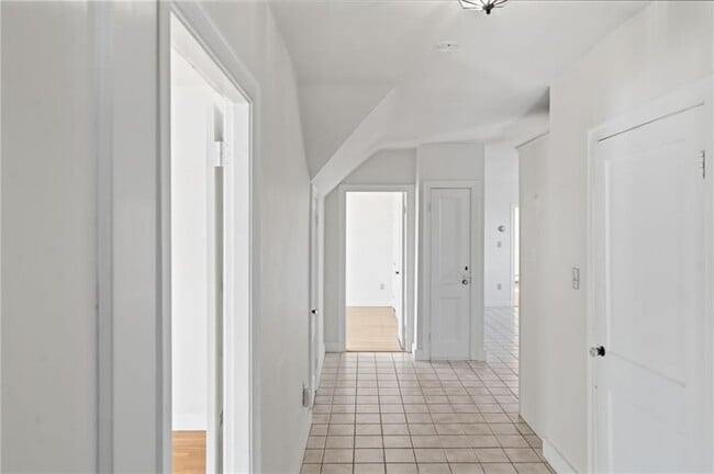 Building Photo - 686 Hope St