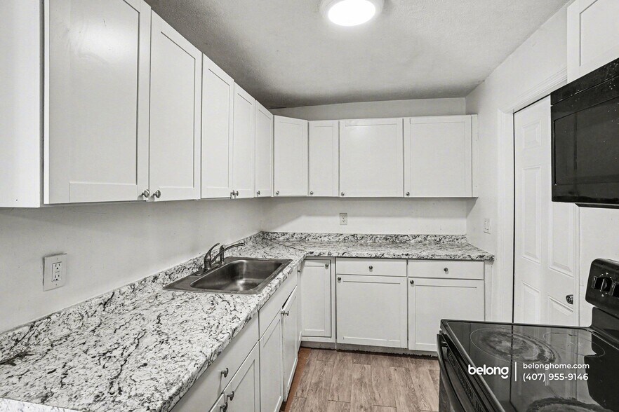 Building Photo - 2507 Stratford Dr