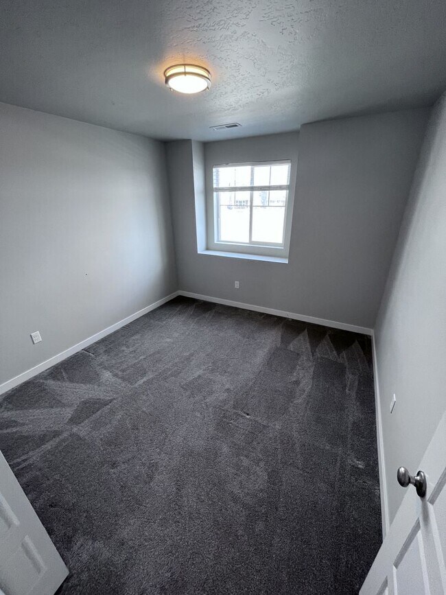 Building Photo - Central Located 4 bed 2.5 bath home