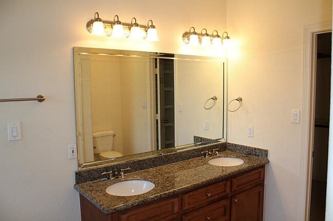 His and Hers Sink, separate tub/shower in MB - 16020 Fountainview Dr
