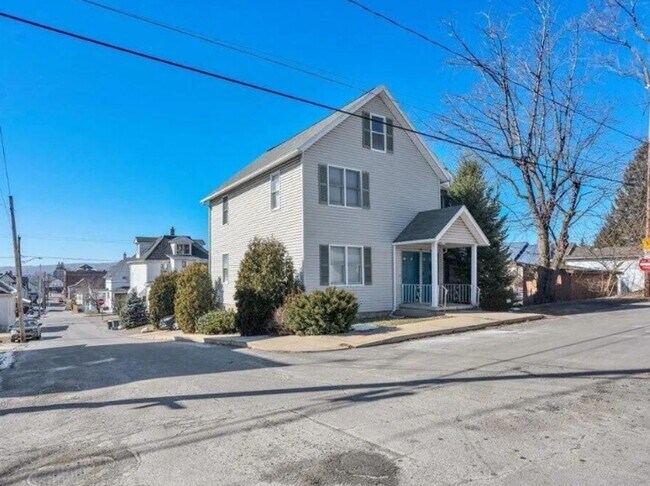 Building Photo - 301 E Elm St