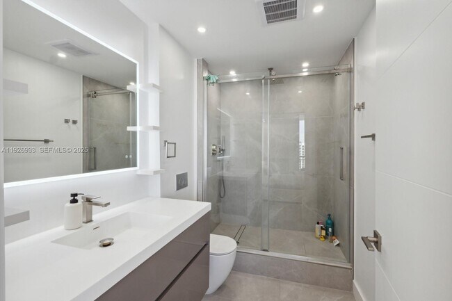 Building Photo - 999 SW 1st Ave