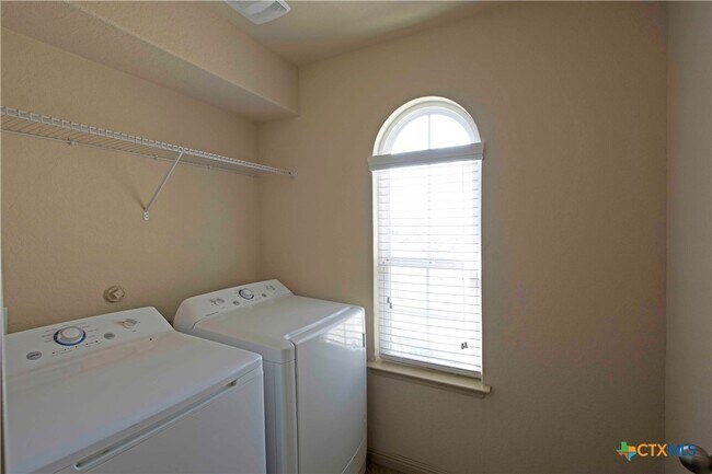 Building Photo - 864 Foxfire Dr