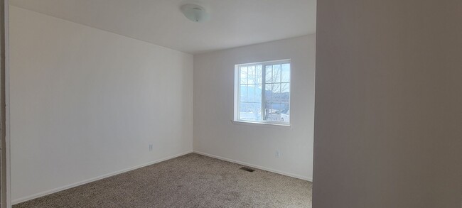 Building Photo - 3 Bedroom Home