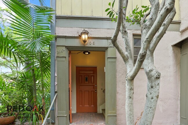 Building Photo - 206 S Martel Ave