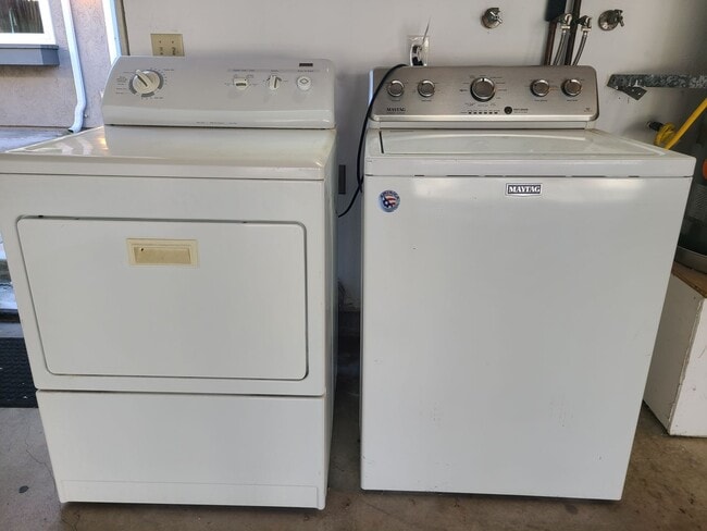 Building Photo - Spacious Two story 3 bed 2.5 baths + 2 car garage in great school district.