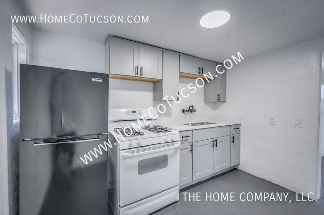 Building Photo - 940 E Florita St