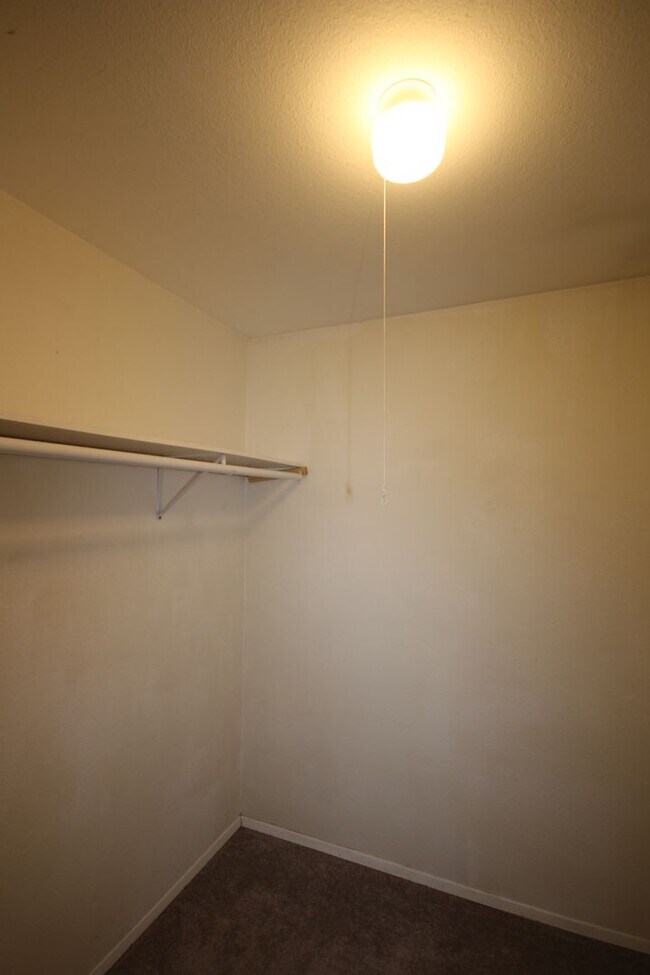 Building Photo - Spacious 3 bedroom, 2 bath home in Northea...