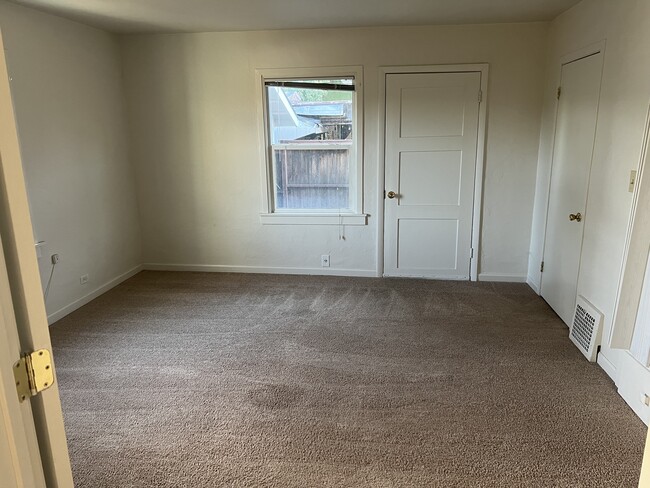 Building Photo - 576 Military E