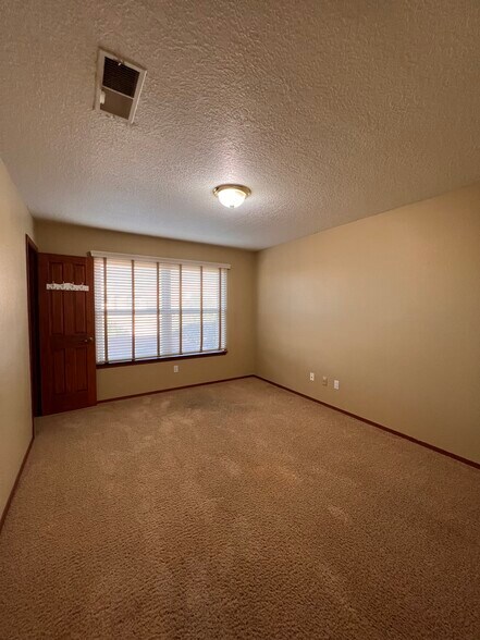 Building Photo - 13200 Bighorn Rd NE