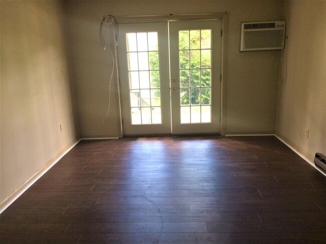 Building Photo - 2 Bedroom / 1 Bath Apartment Johnson City, TN
