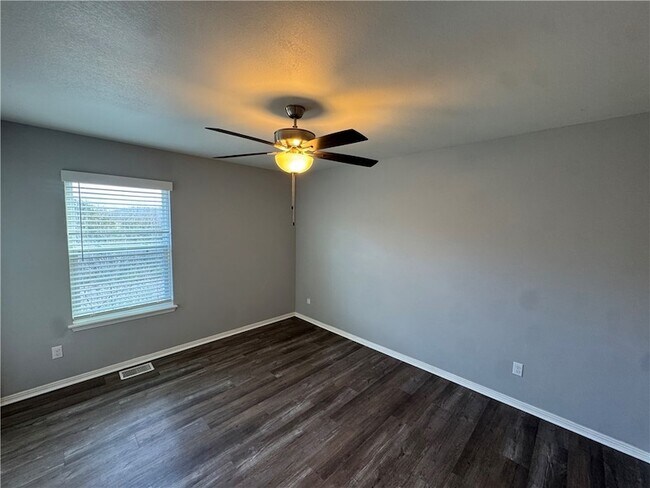 Building Photo - 1636 S Razorback Rd