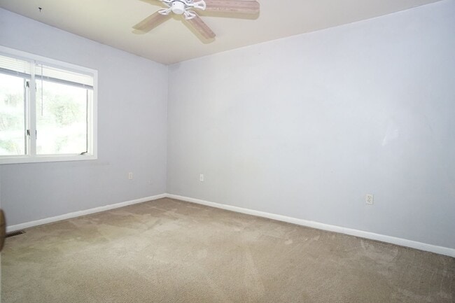 Building Photo - 3 Bedroom / 2 1/2 Bathroom.  Close to Campus.  On PHD bus route.