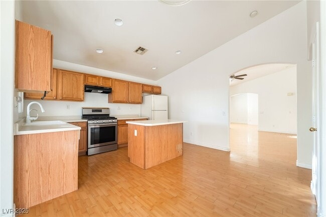 Building Photo - 11000 Vallerosa St