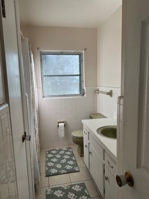 Building Photo - Lakeshore Gem with 3 Bedrooms and 2 Full B...