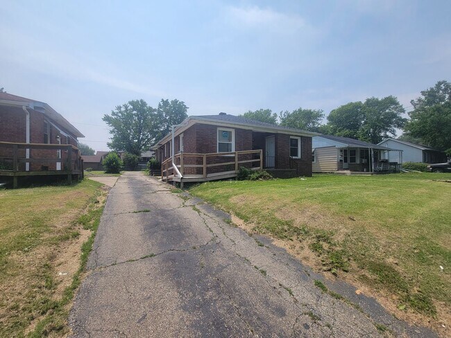 Building Photo - 1318 E Frye Ave