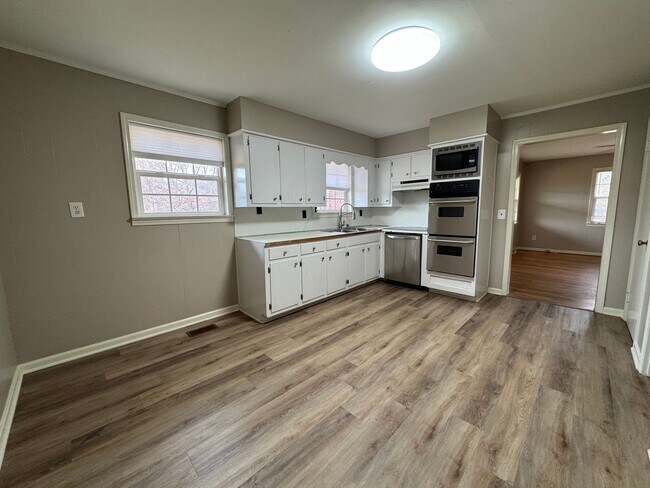 Building Photo - Private 3/2 Country House- $1,595