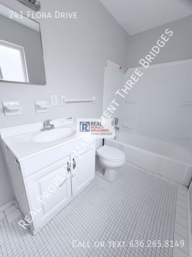 Building Photo - 241 Flora Dr