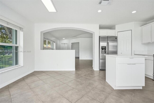 Building Photo - 6305 Willoughby Cir