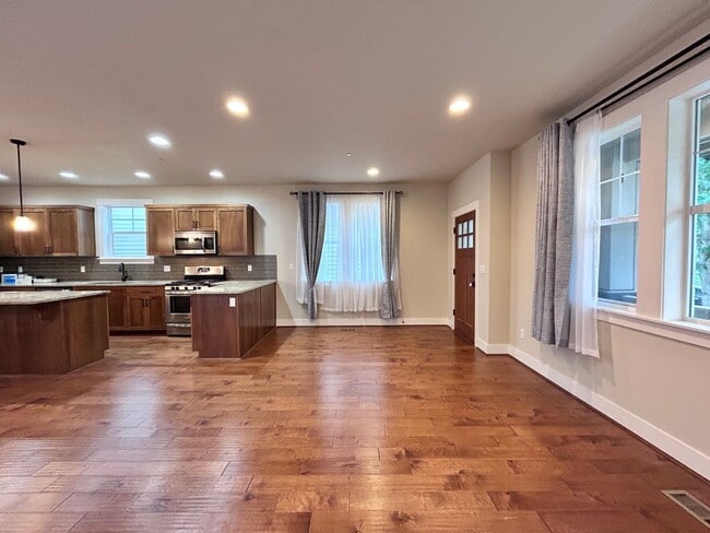 Building Photo - Incredibly Large 4 Bed 2.5 Bath Charmer!