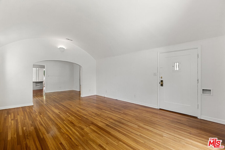 Building Photo - 515 N Kings Rd