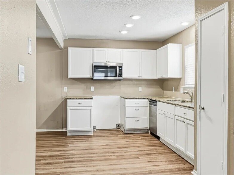 Building Photo - 1111 Brewer Dr