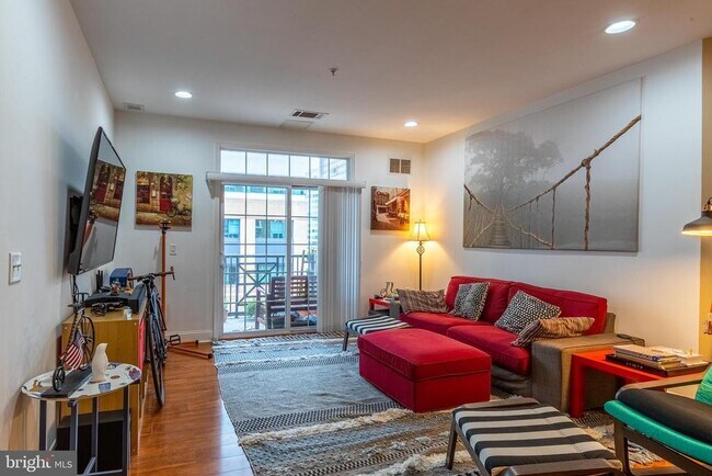 Building Photo - 200 W Elm St