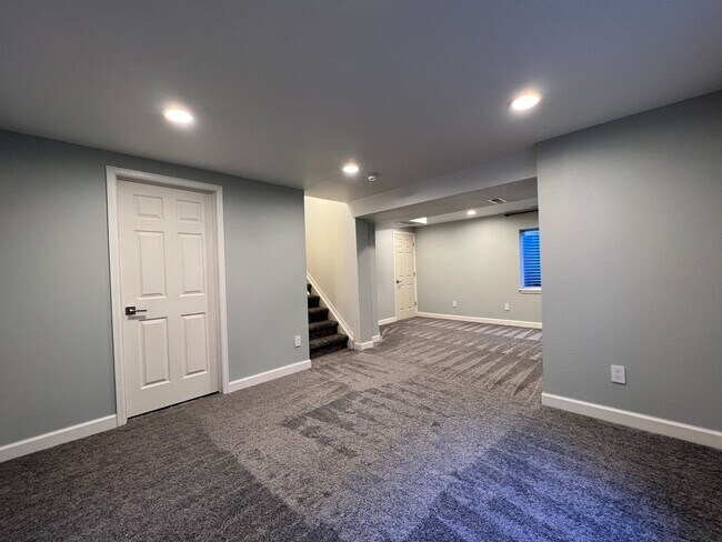Building Photo - 4-Bedroom Gem in Erie: Modern Luxury, Ideal Space! Available March