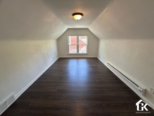 Building Photo - 3 Bed 1 Bath Eastside Home Available - Near St John Moross!